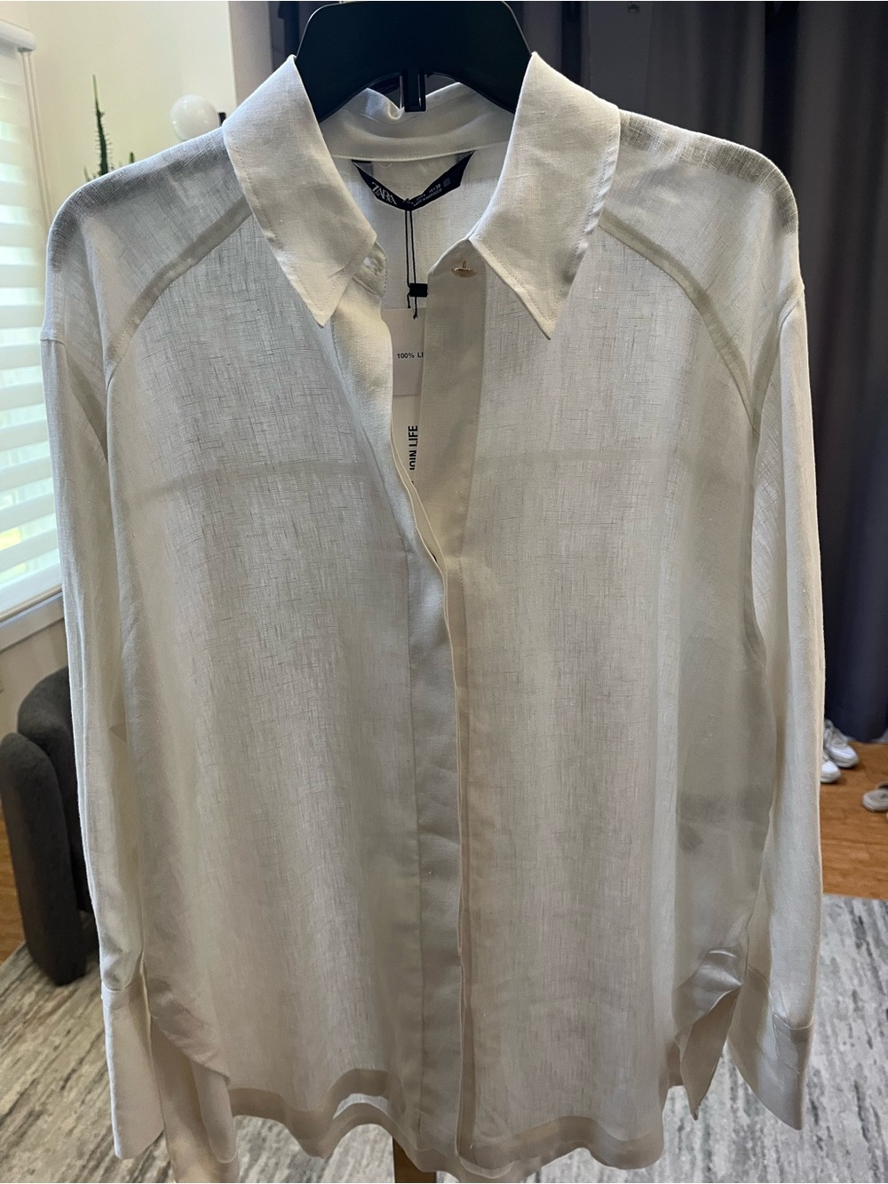 Zara White Linen Button-Up Shirt with Gold Button